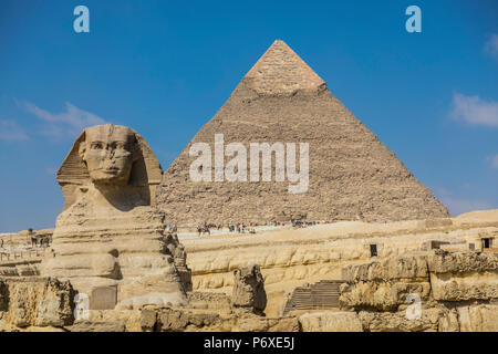 Sphinx et pyramide de Khéphren (Khafré), des pyramides de Gizeh, Giza, Le Caire, Egypte Banque D'Images