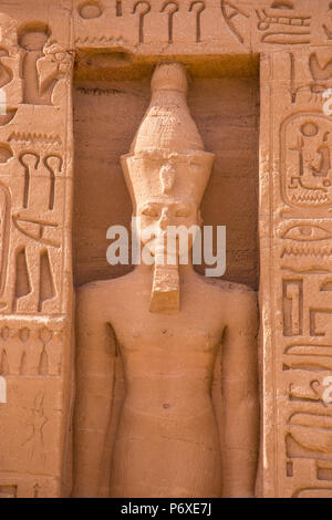 L'Egypte, Abou Simbel, le petit temple -connu sous le Temple d'Hathor - dédié à Nefertari pour l'adoration de la déesse Hathor et orné de statues du roi et de la Reine Banque D'Images