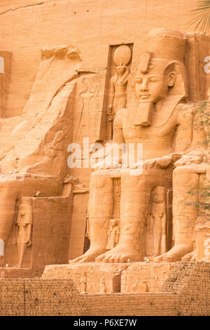 L'Egypte, Abou Simbel, le Grand Temple, connu sous le nom de temple de Ramsès II Banque D'Images