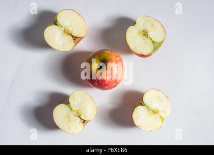 Les moitiés de pomme autour d'en modèle pour poser à plat Banque D'Images