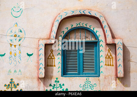 L'Égypte, de la Haute Égypte, Assouan, volets bleu sur Maison dans village nubien sur l'île Eléphantine Banque D'Images