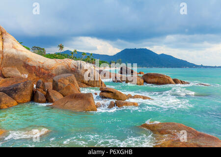 La mer d'azur et les roches rouges de l'île de Koh Samui en Thaïlande. Banque D'Images