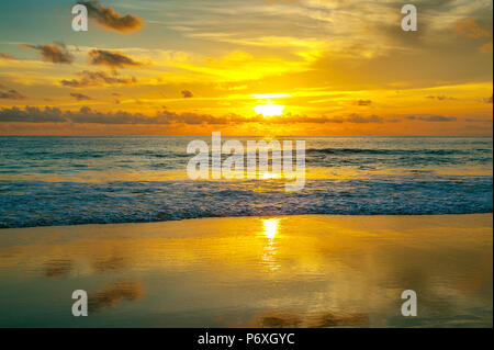 De soleil colorés sur la plage de Karon. L'île de Phuket en Thaïlande. Banque D'Images