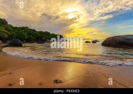 Lever du soleil sur la plage de Hua Thanon. L'île de Samui en Thaïlande. Banque D'Images