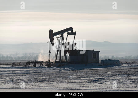 Pumpjack en Alberta, Canada - scène d'hiver Banque D'Images