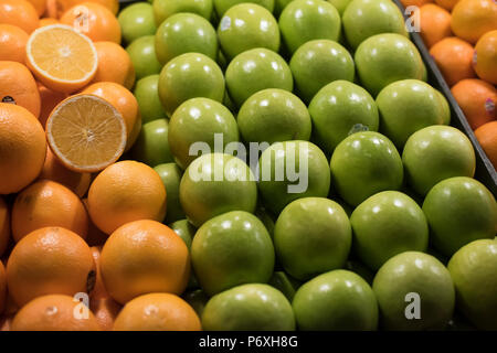 Les pommes Granny Smith et d'oranges sur le marché à l'affichage Banque D'Images