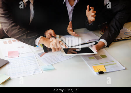 Consulter l'équipe Entreprises et réunion avec tablet close up shot photo. Banque D'Images