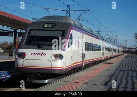 Un train à grande vitesse au niveau de la plate-forme de la gare espagnole de Tolède. L'Espagne, l'Europe Banque D'Images