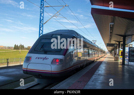 Un train à grande vitesse au niveau de la plate-forme de la gare espagnole de Tolède. L'Espagne, l'Europe Banque D'Images