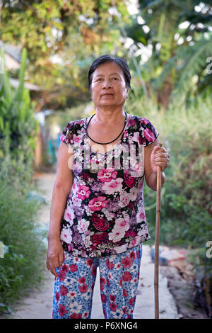 Femme avec une canne à Binh , Vietnam Banque D'Images