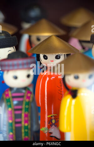 Marionnettes en bois avec chapeau conique vendus comme souvenirs aux touristes au Vietnam Banque D'Images