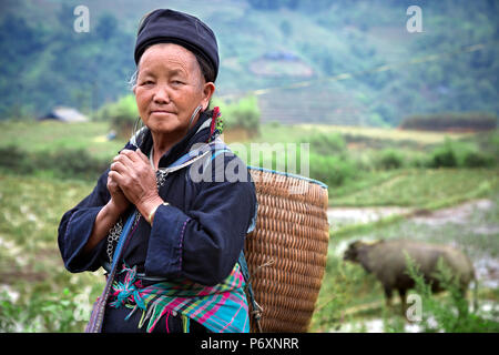 Dame Hmong noir à Sapa , Vietnam Banque D'Images