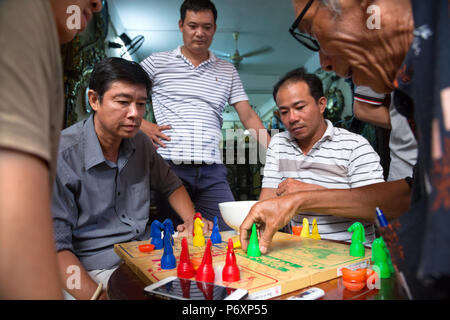 Les hommes jouant aux échecs dans Saigon, Vietnam Banque D'Images