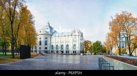 Panorama de la construction du Musée de l'art des affaires étrangères de Lettonie à Riga dans le quartier du parc de l'automne avec des feuilles jaunes Banque D'Images