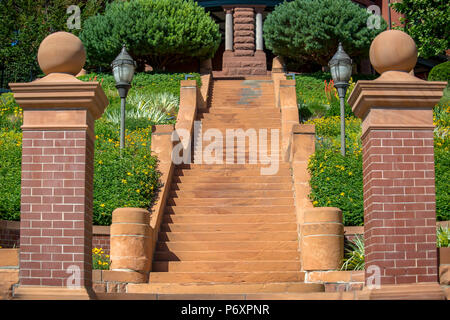 Escaliers de ciment avec des piliers en brique Banque D'Images