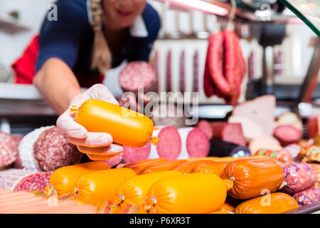 Boucherie viande femme tenant dans sa main Banque D'Images