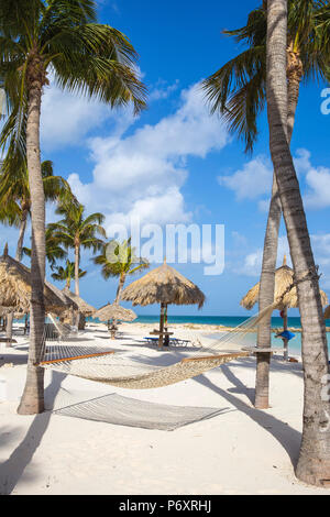 Caraïbes, Antilles néerlandaises, Aruba, hamac sur palm beach Banque D'Images