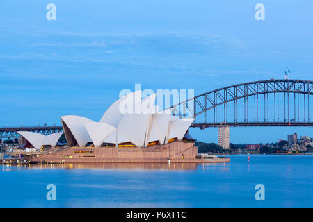 Opéra de Sydney et le Harbour Bridge, Darling Harbour, Sydney, New South Wales, Australia Banque D'Images