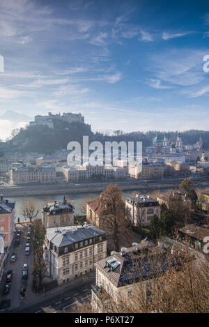 Autriche, Salzbourg, Salzbourg, augmentation de la ville depuis la colline Kapuzinerberg, matin, l'hiver Banque D'Images