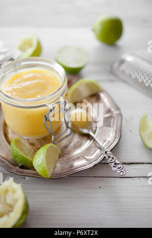 Lime curd fait maison avec des tranches et leafs Banque D'Images