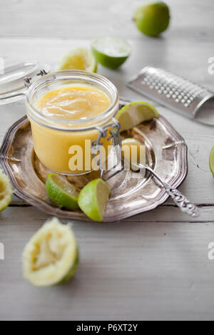 Lime curd fait maison avec des tranches et leafs Banque D'Images