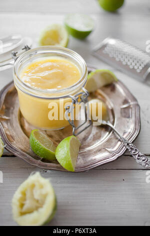 Lime curd fait maison avec des tranches et leafs Banque D'Images