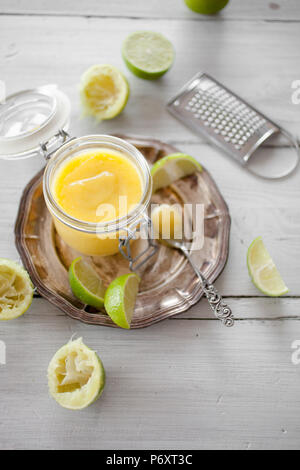 Lime curd fait maison avec des tranches et leafs Banque D'Images