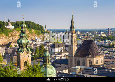 Autriche, Salzbourg, vue de la vieille ville, Petersfriedhof, Monastère de Saint Pierre et du Musée d'Art Moderne sur MÃ¶nchsberg hill Banque D'Images