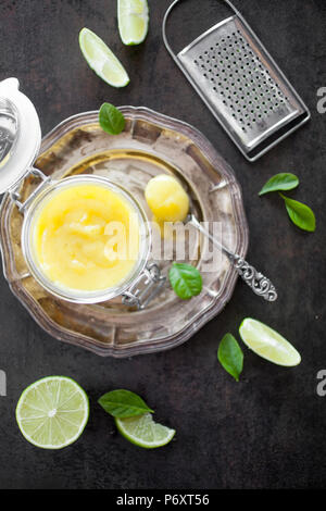 Lime curd fait maison avec des tranches et leafs Banque D'Images