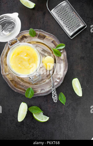 Lime curd fait maison avec des tranches et leafs Banque D'Images