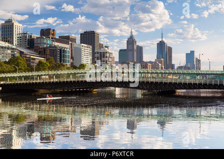 Skyline le long de la rivière Yarra, Melbourne, Victoria, Australie Banque D'Images