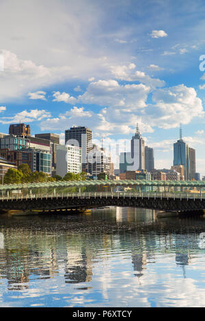 Skyline le long de la rivière Yarra, Melbourne, Victoria, Australie Banque D'Images