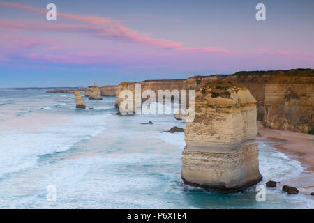 Douze Apôtres à l'aube, Port Campbell National Park, Great Ocean Road, Victoria, Australie Banque D'Images