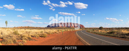 Uluru (Site du patrimoine mondial de l'UNESCO), Parc National d'Uluru-Kata Tjuta, Territoire du Nord, Australie Banque D'Images