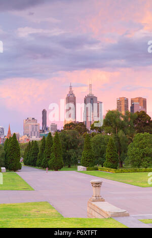 Skyline de culte du souvenir au crépuscule, Melbourne, Victoria, Australie Banque D'Images