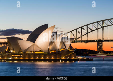 Sydney au coucher du soleil. Opera House de Mme Macquaries Chair. New South Wales, Australie Banque D'Images