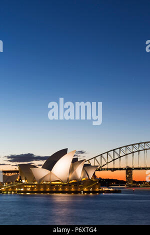 Sydney au coucher du soleil. Opera House de Mme Macquaries Chair. New South Wales, Australie Banque D'Images