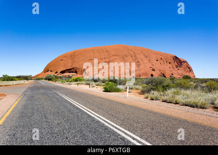 La route vers Uluru, Territoire du Nord, Australie. Banque D'Images