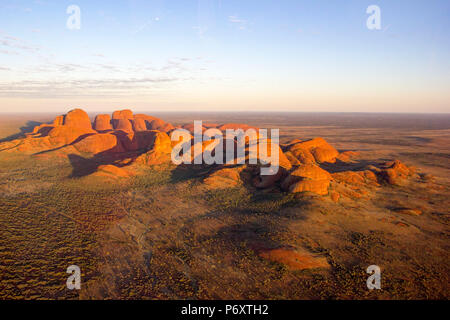 Vue aérienne de Kata Tjuta au lever du soleil, centre rouge. Territoire du Nord, Australie Banque D'Images