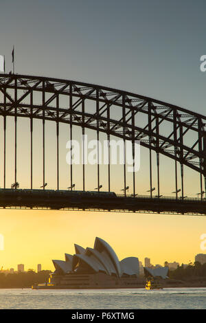 Sydney Harbour Bridge et Sydney Opera House au lever du soleil, Sydney, New South Wales, Australia Banque D'Images