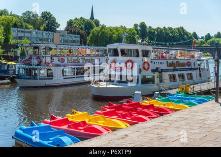 Bateaux de plaisance croisière la Mark Twain et le Lady Diana sur la rivière Dee à Chester, Cheshire, North West England Banque D'Images