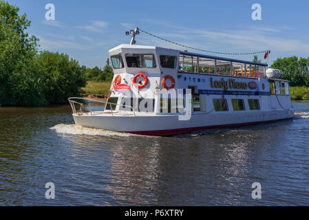 Le bateau de plaisance croisière Lady Diana sur la rivière Dee à Chester, Cheshire, North West England Banque D'Images