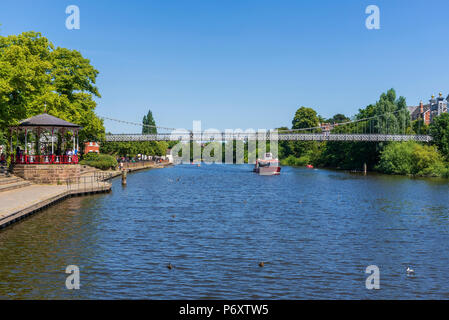 La Queens pont enjambant la rivière Dee à Chester, Cheshire, North West England Banque D'Images