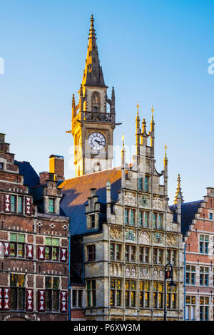 Belgique, Flandre, Gand (Gent). Ancien bureau de poste de l'horloge et maisons de guilde médiévale sur Graslei. Banque D'Images