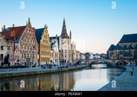 Belgique, Flandre, Gand (Gent). Rivière de la Lys et les bâtiments le long de Graslei quay au crépuscule. Banque D'Images