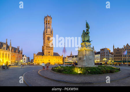 Belgique, Flandre occidentale (Vlaanderen), Bruges (Brugge). Belfort van Brugge beffroi et statue de Jan Breydel et Pieter de Coninck sur Markt au crépuscule. Banque D'Images