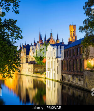 Belgique, Flandre occidentale (Vlaanderen), Bruges (Brugge). Bâtiments le long du canal Groenerei au crépuscule. Banque D'Images
