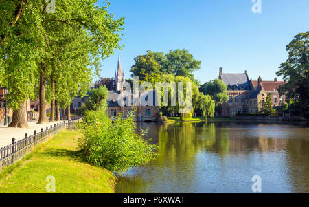 Belgique, Flandre occidentale (Vlaanderen), Bruges (Brugge). Sashuis (Maison d'écluse ou maison éclusière) sur le canal Minnewater, Minnewaterpark. Banque D'Images