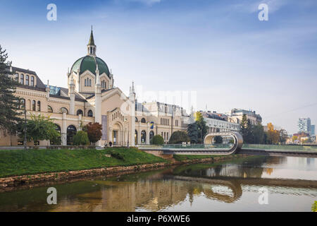 Bosnie-herzégovine, Sarajevo, Festina Lente pont menant à l'Académie des beaux-arts, à l'origine construit comme une église évangélique Banque D'Images