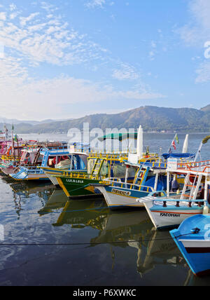 Brésil, État de Rio de Janeiro, Paraty, vue sur les bateaux colorés dans le port. Banque D'Images